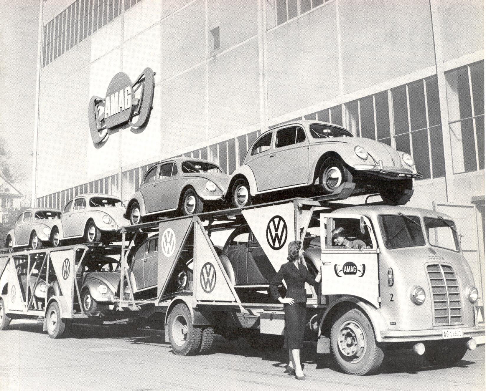 Autotransporter mit VW Limousinen